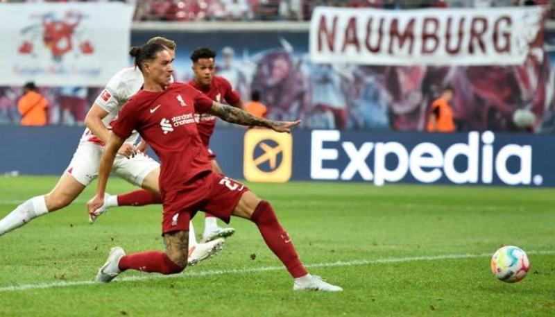 لماذا وصفت جماهير ليفربول نونيز بمدمن مخدرات؟