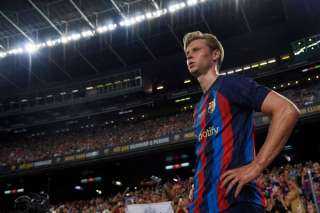 مدرب برشلونة يصدم فرينكي دي...