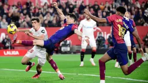 برشلونة يتغلب على إشبيلية ويقترب...