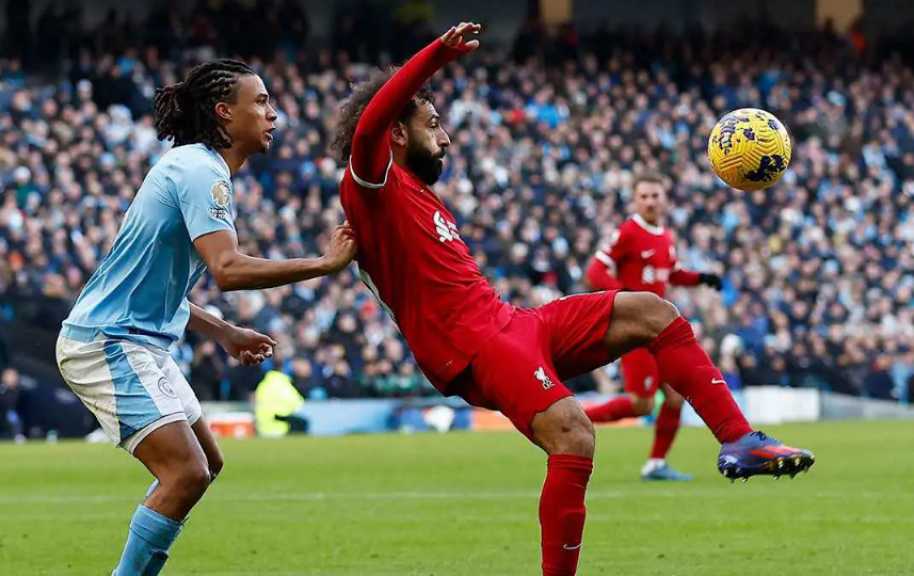 مفاجأة مدوية.. محمد صلاح يعرض خدماته على برشلونة